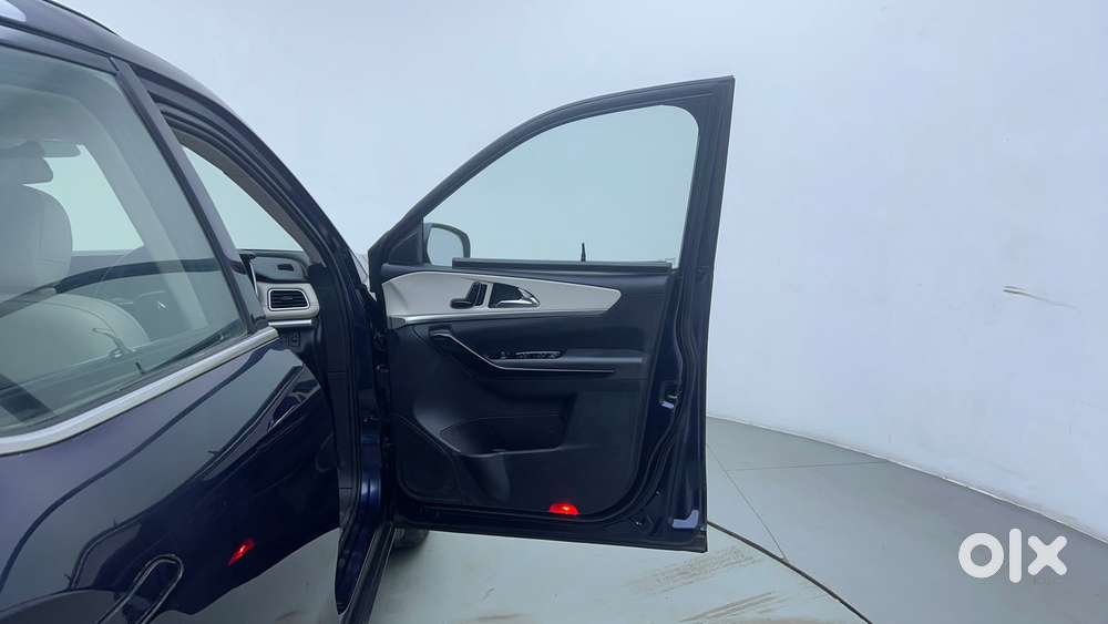 Mahindra Xuv700 2.0 Ax 7 Petrol At Str, 2022, Petrol