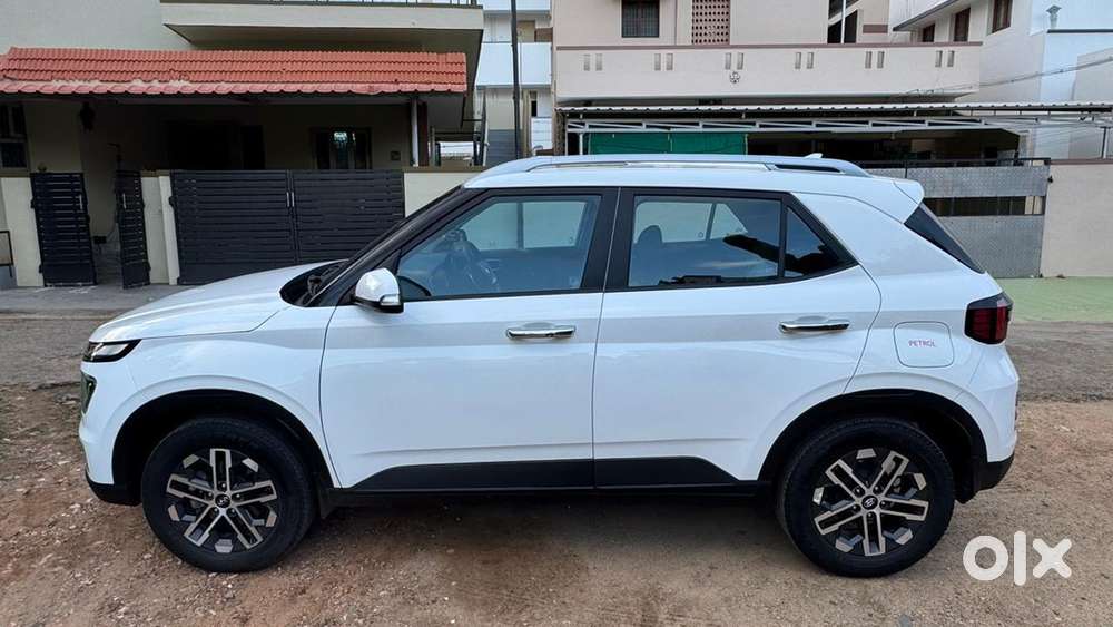 Hyundai Venue 2024 Petrol Well Maintained