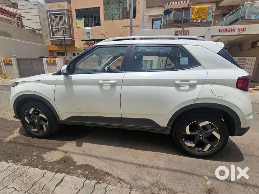 Hyundai Venue 1.0 Turbo Petrol Well Maintained With Sunroof, New Tyres