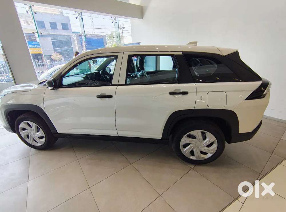 Victoris Lxi Cng White New Showroom Car 0 Km