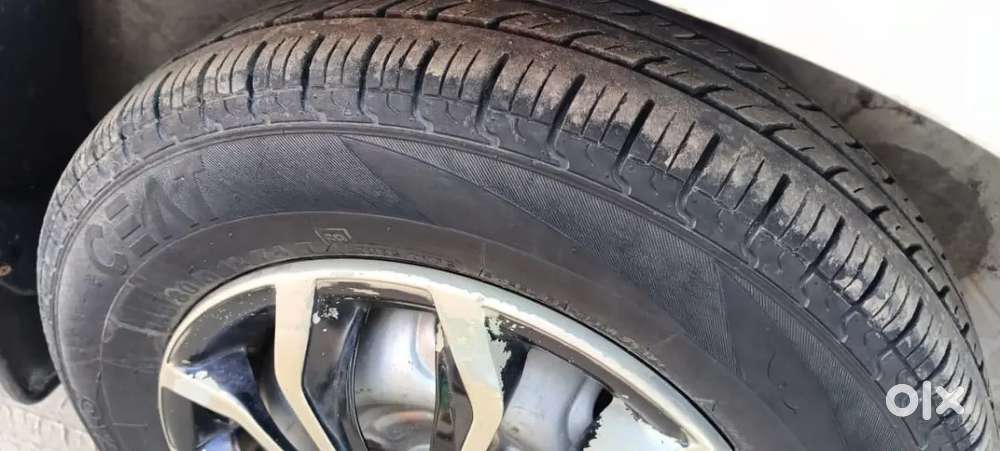 कार में एक रुपए का काम भी चारों टायर नए है ,, बस लेना है और चलाना है