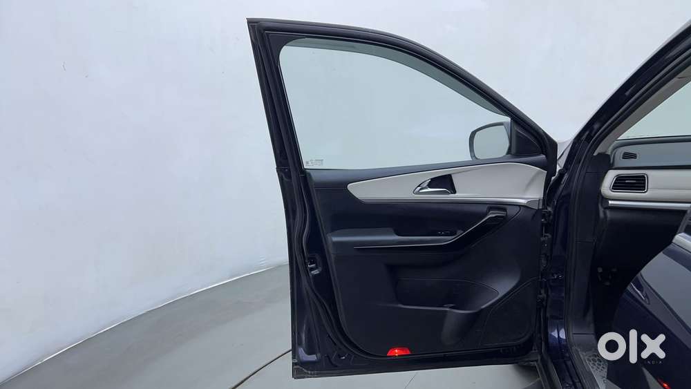 Mahindra Xuv700 2.0 Ax 7 Petrol At Str, 2024, Petrol