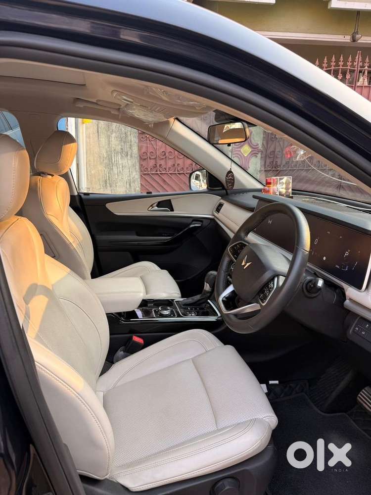 Mahindra Xuv700 2023 Petrol Well Maintained