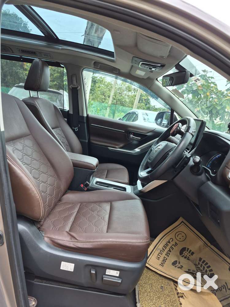 Toyota Innova Hycross