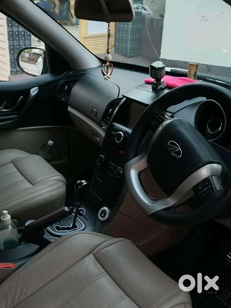 Xuv 500 W10 Amt 4*4 Sunroof Top Model