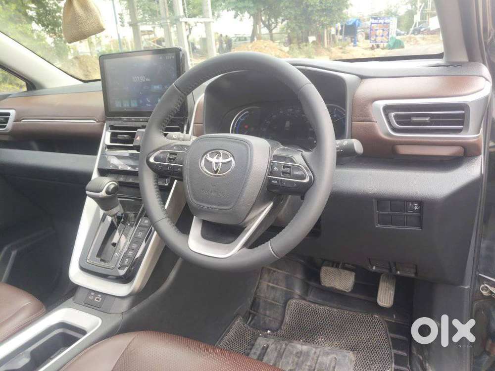 Toyota Innova Hycross 2.0 Vx (o) Hybrid 7 Str, 2025, Petrol