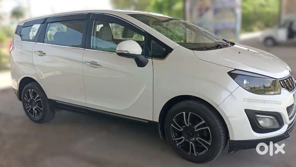 Mahindra Marazzo White M 8 Top Model