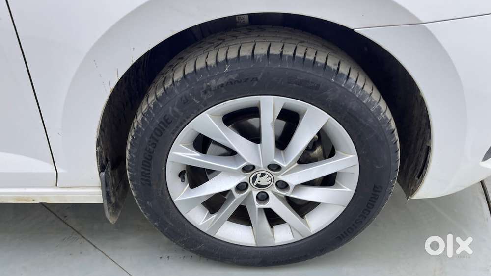 Skoda Slavia Ambition 1.0l Tsi At, 2022, Petrol