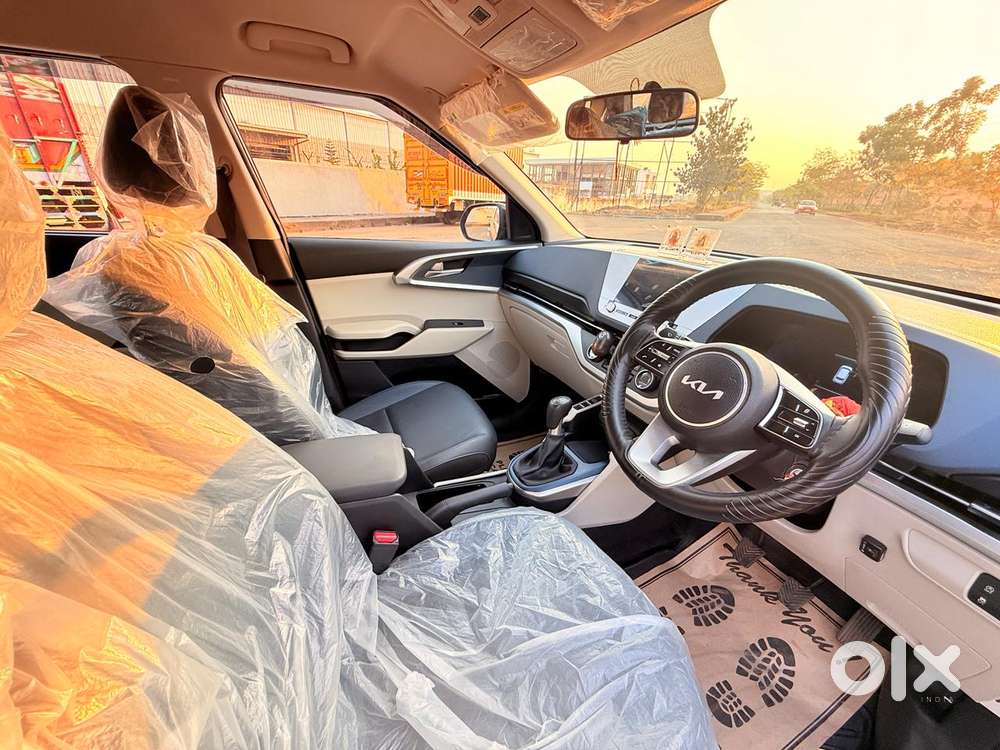 Kia Carens G 1.5 6mt Premium (o) 7-seater, 2025