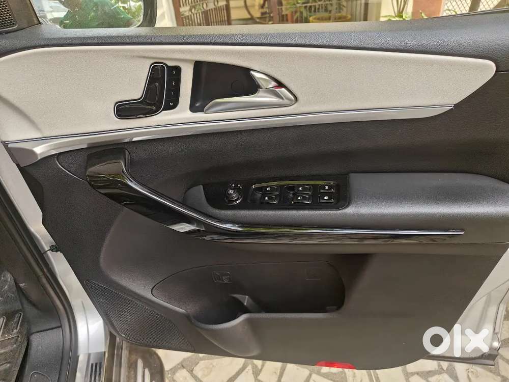 Mahindra Xuv700 Petrol At 7 Str 2022 .all Orignal Paint