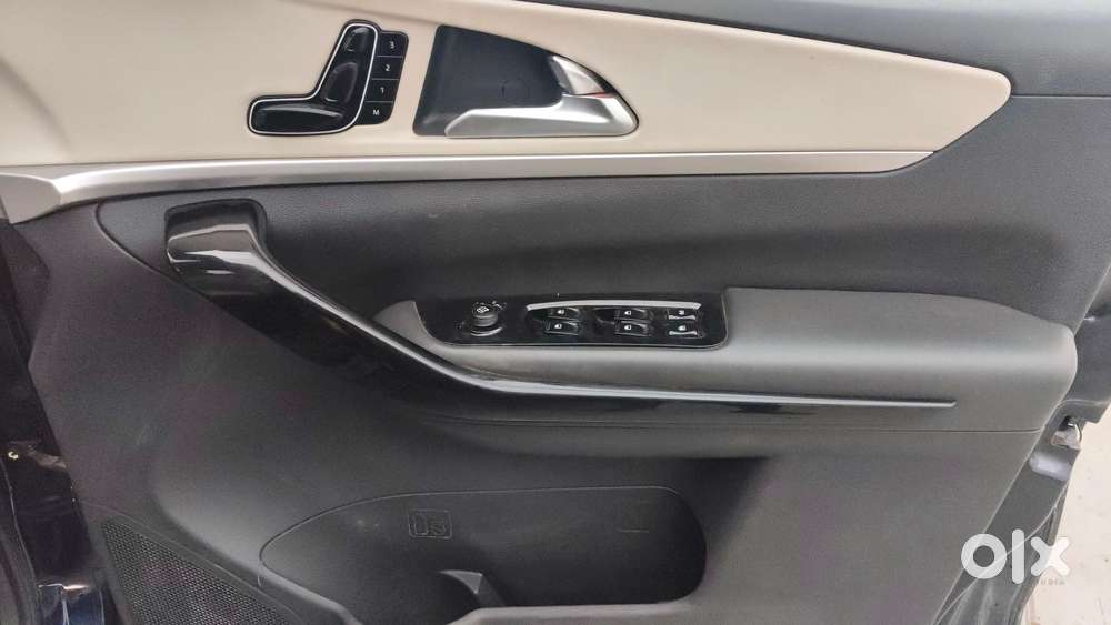 Mahindra Xuv700 2.0 Ax 7 Petrol At Str, 2022, Petrol