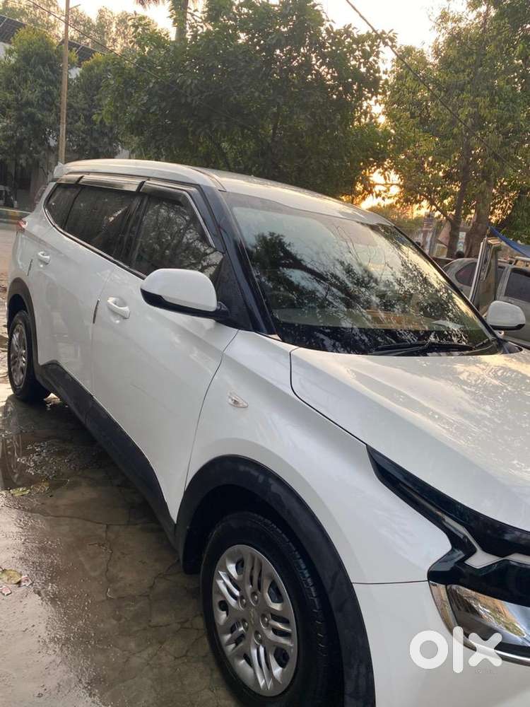 Kia Carens 2023 Petrol Well Maintained