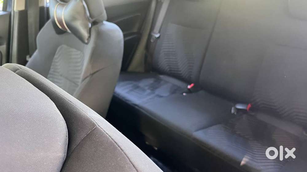 Showroom-condition, Accident-free Maruti Suzuki Swift Zxi