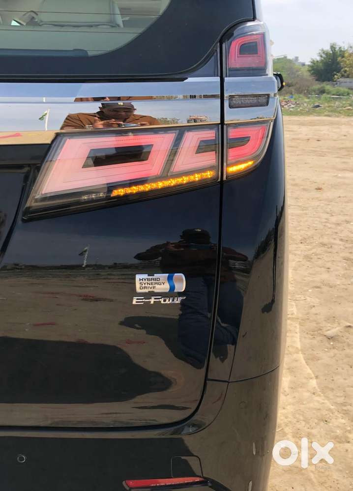 Toyota Vellfire 2.5 Executive Lounge, 2023, Cng & Hybrids