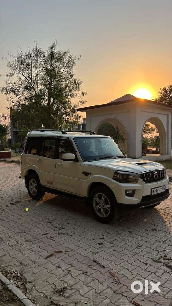 Mahindra Scorpio S10 Intelli Hybrid Diesel 2017