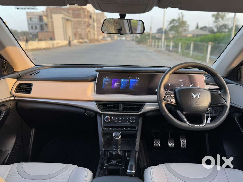 Mahindra Xuv700 Ax 5 Petrol Mt Str (e), 2022, Petrol