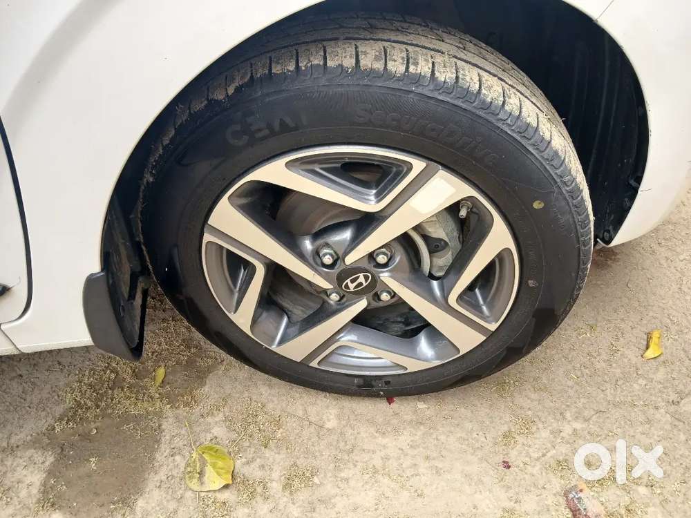 Hundai Aura Cng Top Model