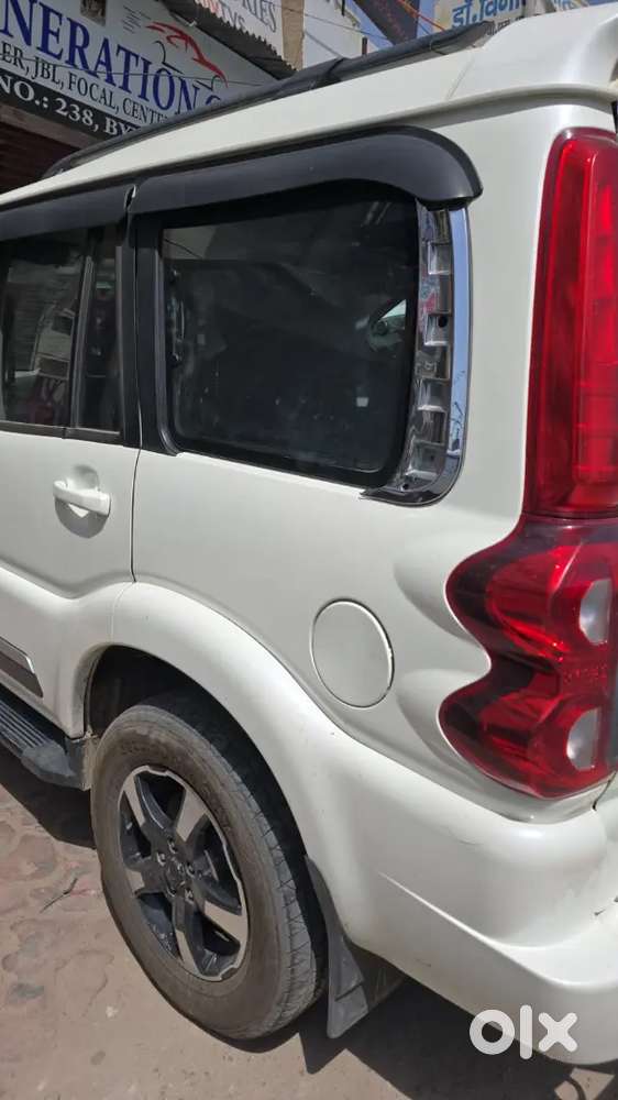 Mahindra Scorpio Class S11