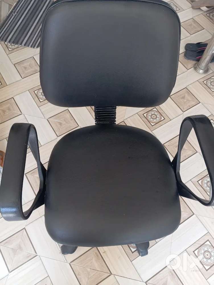 Revolving office chair