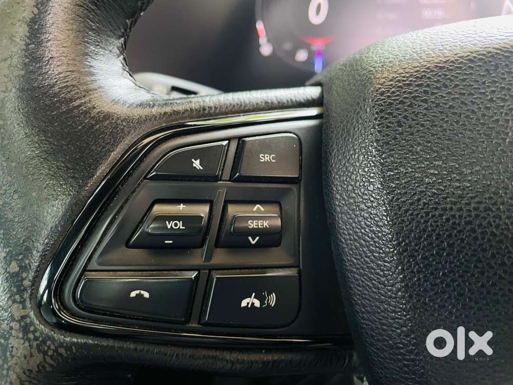 Mahindra Xuv700 2.0 Ax 5 Petrol Mt 7 Str, 2022, Petrol