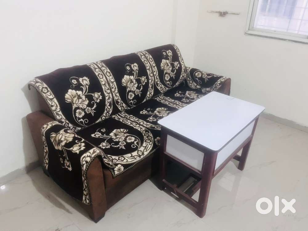 An amazing sofa and table combo on a very cheap price ✨