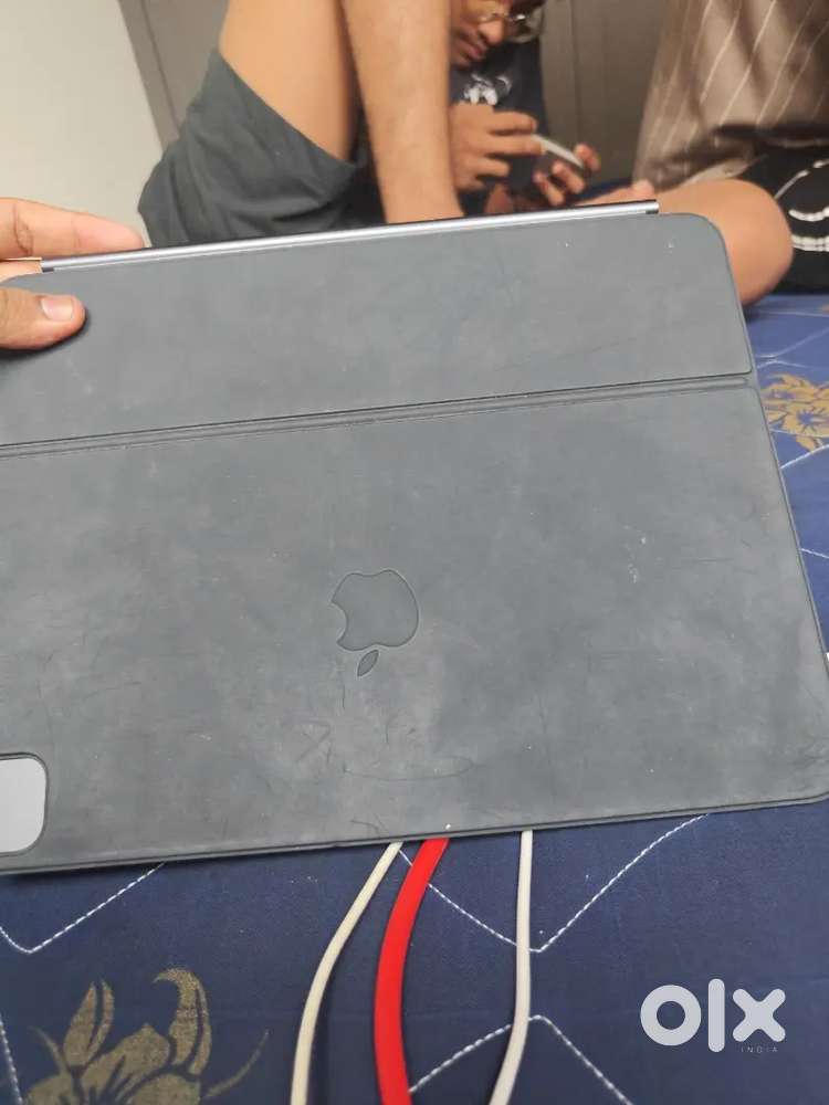 Apple iPad with Keyboard Case &ndash; Good Working ConditionI
