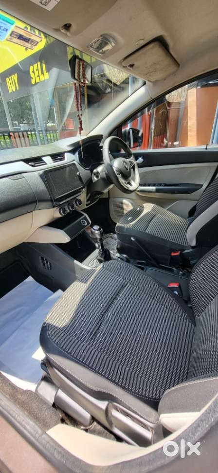 Renault Triber Rxz, 2023, Petrol
