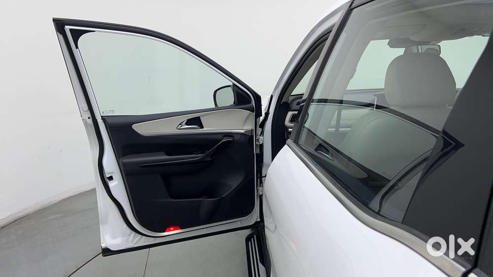 Mahindra Xuv700 2.0 Ax 7 Petrol At Str, 2024, Petrol