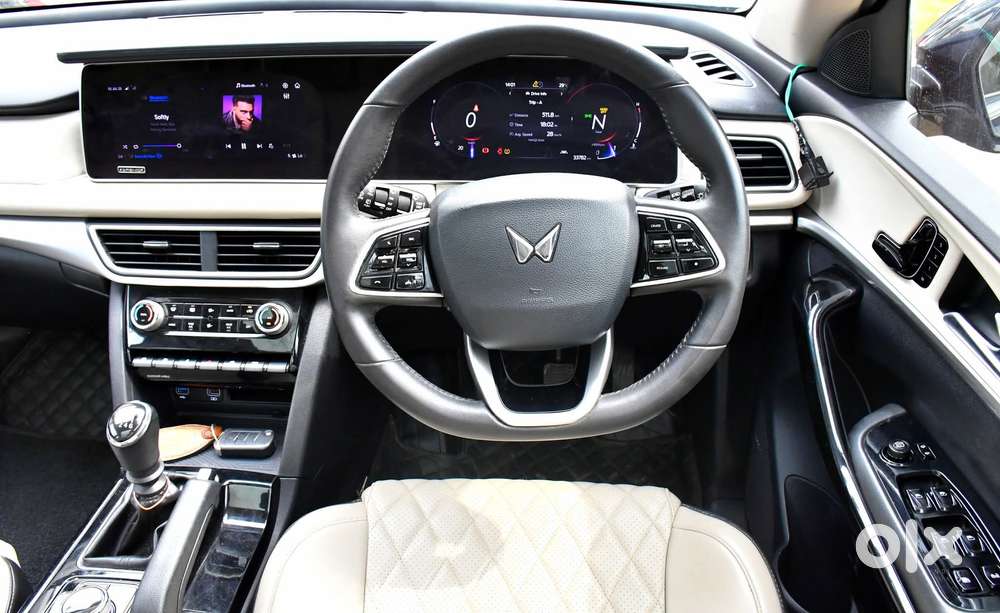 Mahindra Xuv700 2.0 Ax 7 Petrol Mt Str, 2022, Petrol