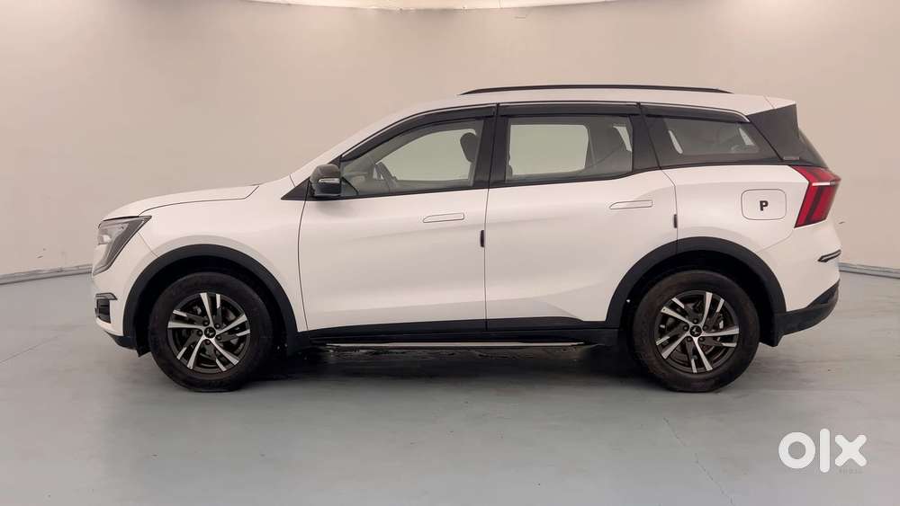 Mahindra Xuv700 2.0 Ax 5 Petrol Mt 7 Str, 2025, Petrol