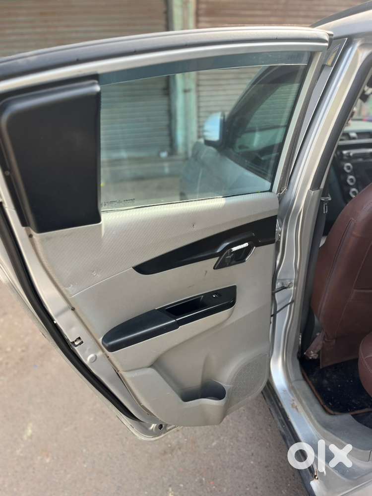 Mahindra Kuv 100 2017