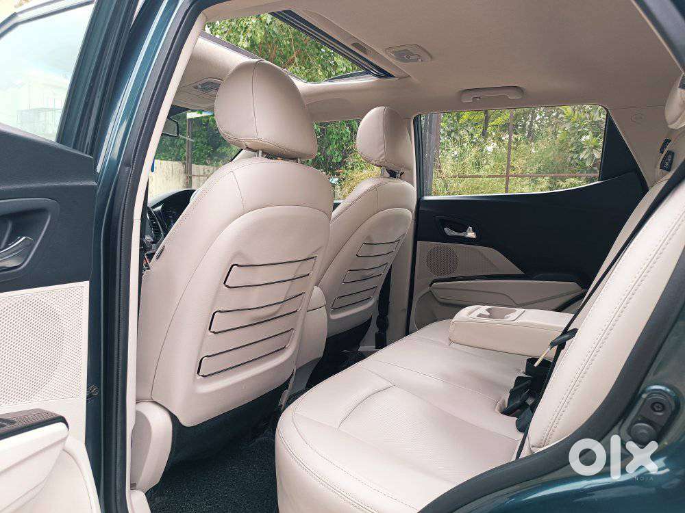 Mahindra Xuv300 1.2 W8 (o) Amt Petrol, 2022, Petrol