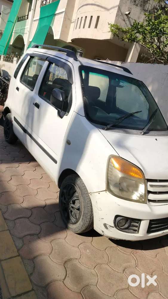Wagonr White