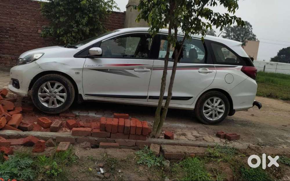 Good Car Average Of Car Is 20 -22 Km Per Litre In 7 Seater Very Good .