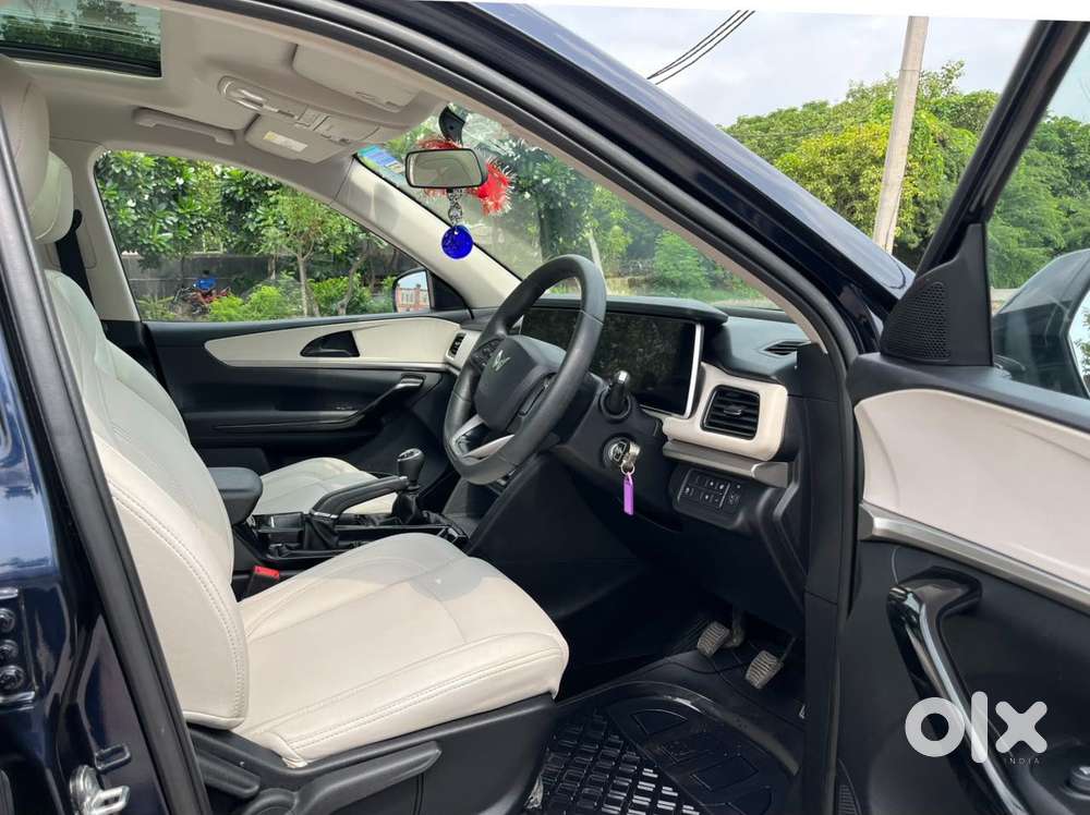 Mahindra Xuv700 Ax 5 Petrol Mt 7 Str (e), 2022, Petrol