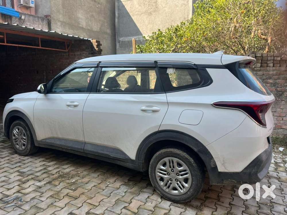 Kia Carens 2025 Petrol Well Maintained