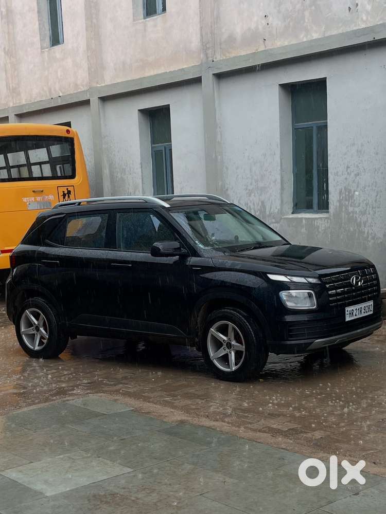 Hyundai Venue 2024 Petrol Well Maintained