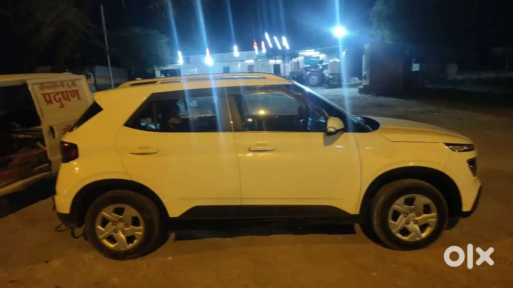 Hyundai Venue 2022 Petrol 25000 Km Driven