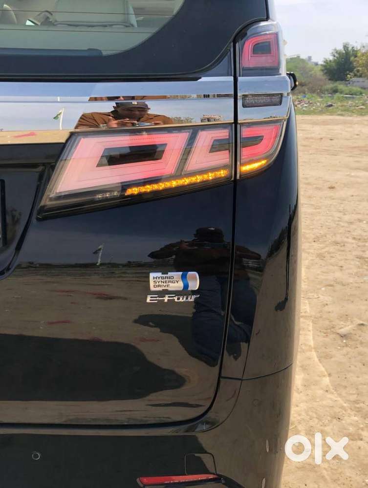 Toyota Vellfire 2.5 Executive Lounge, 2023, Cng & Hybrids