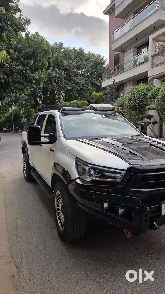 Toyota Hilux Black Edition 2025