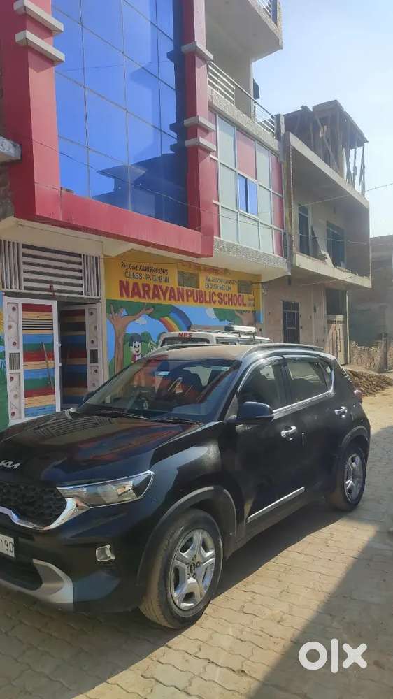 Second Top, Kia Sonet 2022 Diesel Well Maintained, Company Service.