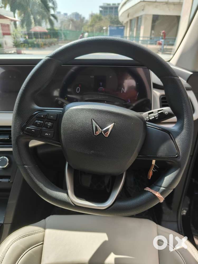 Mahindra Xuv700 2.0 Ax 5 Petrol Mt 7 Str, 2023, Petrol