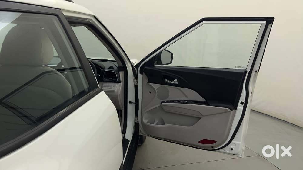 Mahindra Xuv300 W8 (o) 1.5 Diesel Amt, 2022, Diesel