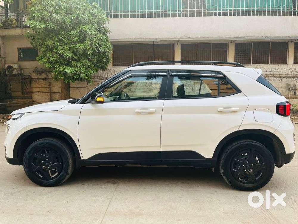 Hyundai Venue S(o) Knight Edition Mt, 2023, Petrol