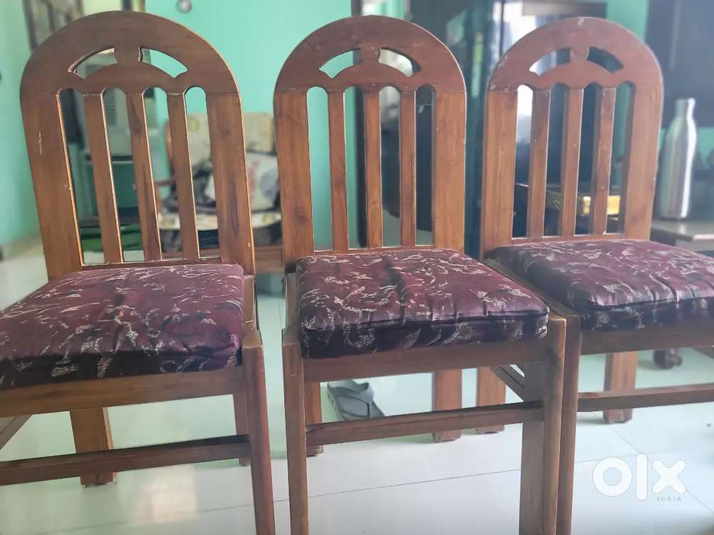 WOODEN CHAIRS 6 NOS