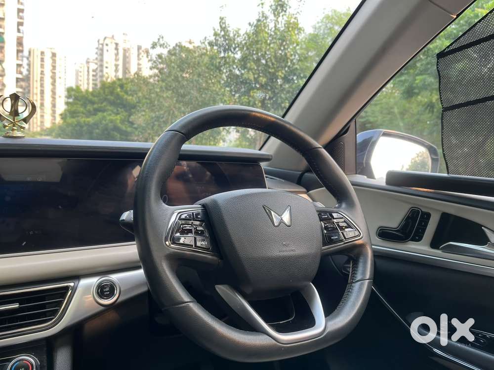 Mahindra Xuv700 2.0 Ax 7 Petrol At Str, 2024, Petrol