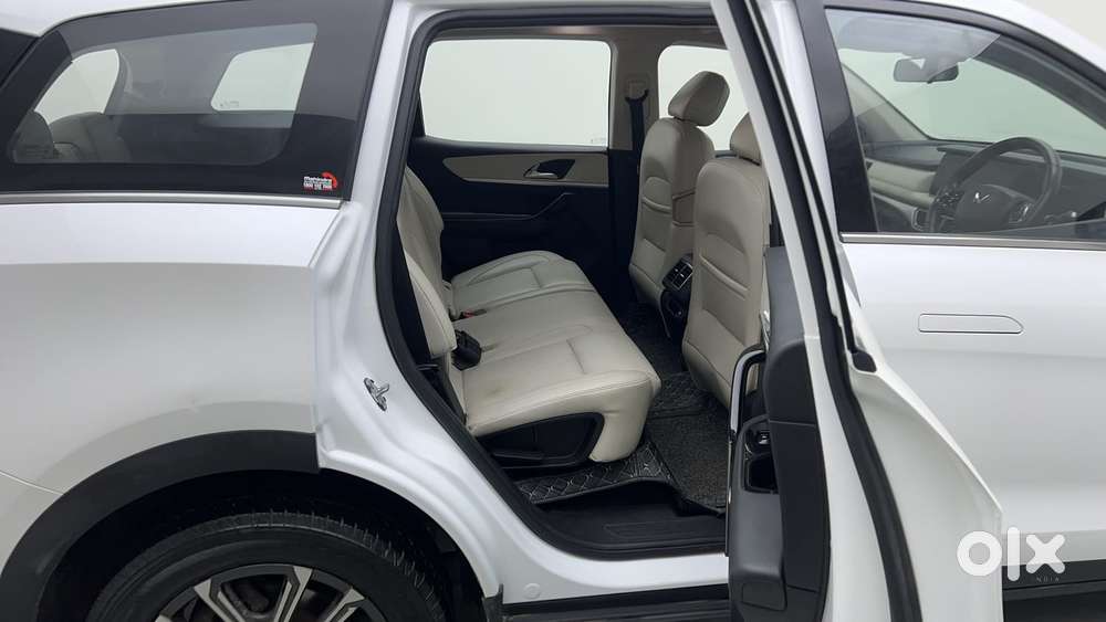 Mahindra Xuv700 2.0 Ax 7 Petrol At Str, 2024, Petrol