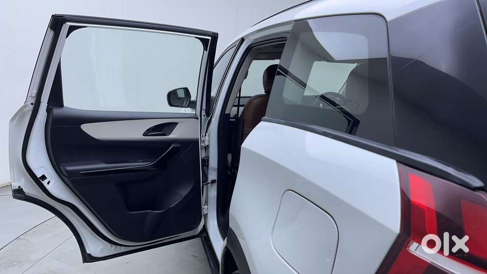 Mahindra Xuv700 2.0 Ax 5 Petrol At Str, 2021, Petrol