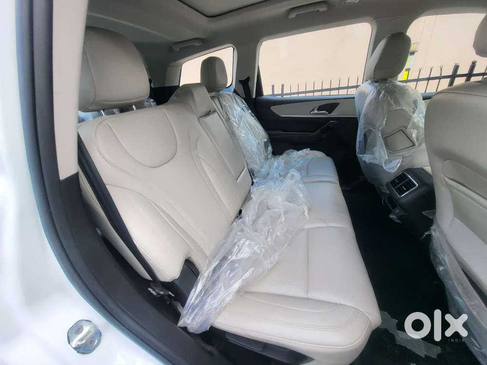 Mahindra Xuv700 Ax7 Luxury Pack Awd, 2025, Diesel