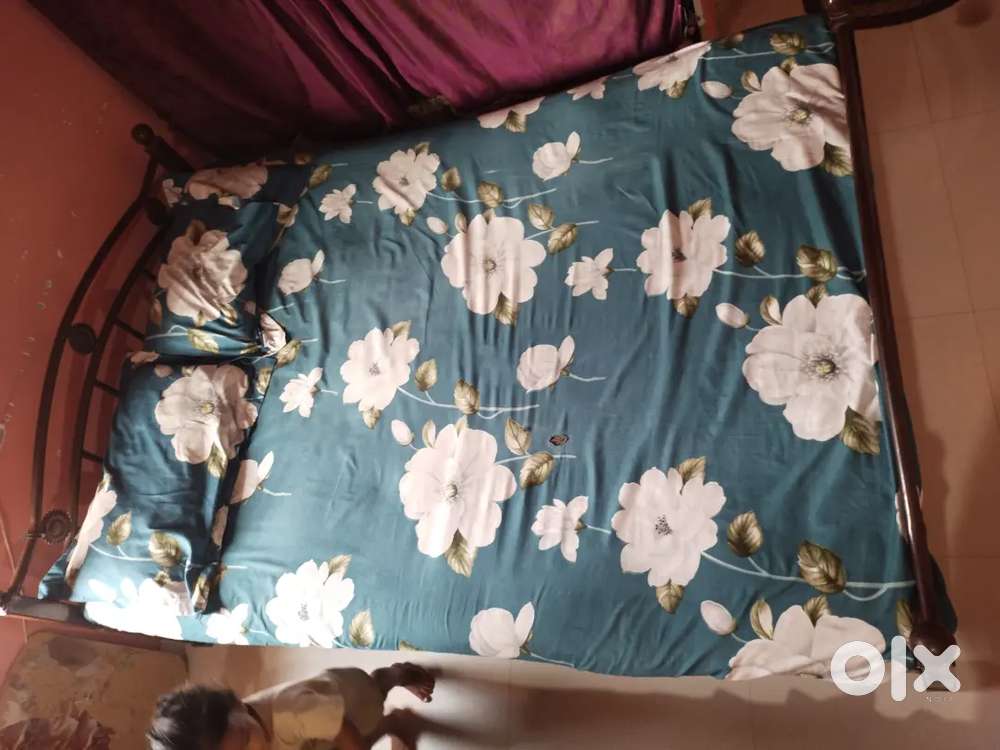 Iron bed 4.5*6 feet